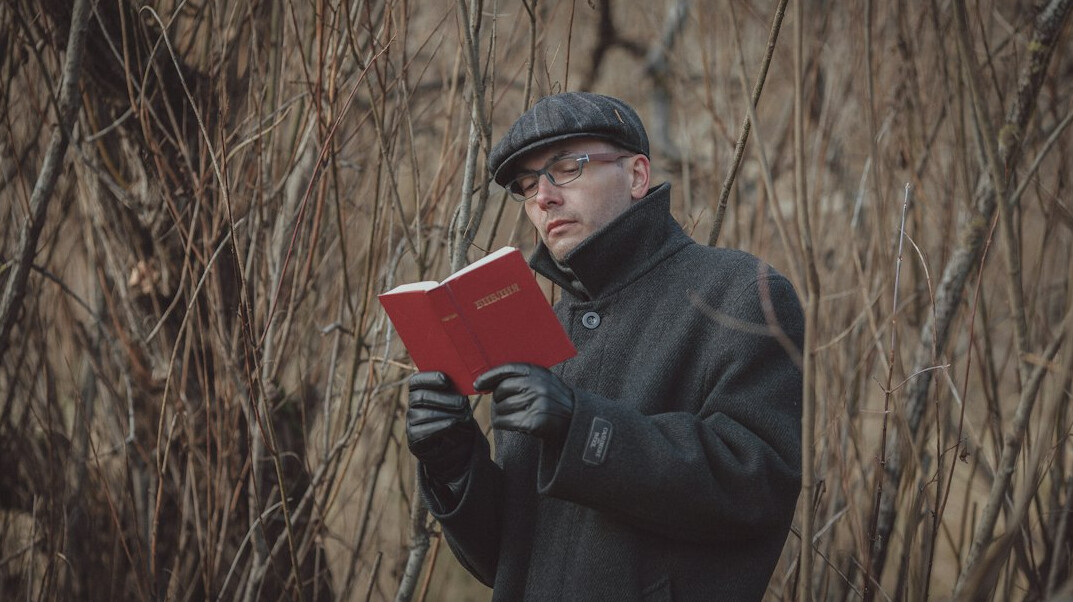 detective reading book